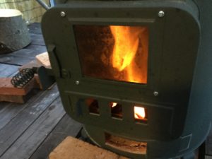 炎上する薪スト内