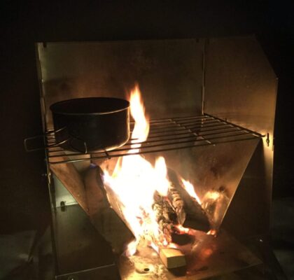 カマド型は焚火料理にピッタリ。五徳も安定し複数のクッカーが使える