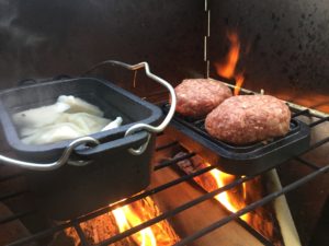 調理中のダッチオーブン