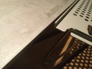 サイドテーブルのエッジ