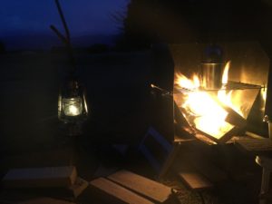 焚火とハリケーンランタン