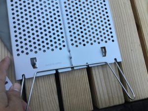 足を穴に合わせる