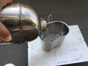 カップに水を注ぐ