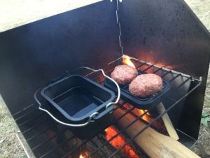 ダッチオーブンでハンバーグを焼く