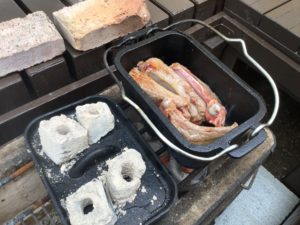 表面を焼いたスペアリブ