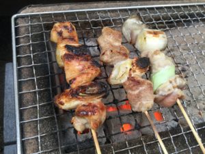 焼鳥を焼く