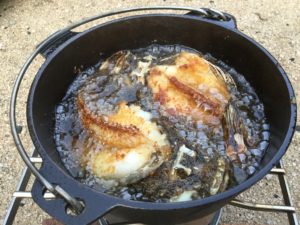 オコゼの揚げているところ