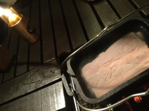 豚肉を湯がく