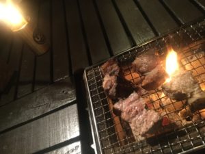 肉を切る