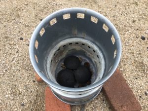 着火剤を入れた焚火台