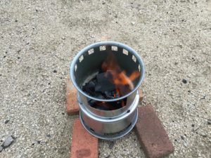 炎が上がる焚火台