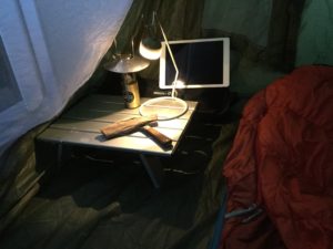 ベランダキャンプのテント内