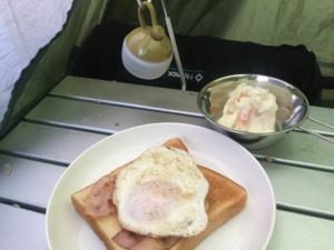 キャンプの朝食