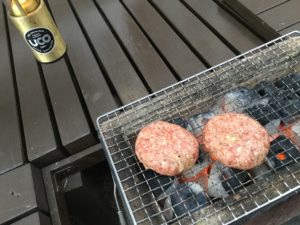 ハンバーグを焼く