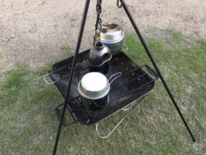 トライポットにキャンティーンを吊り下げる