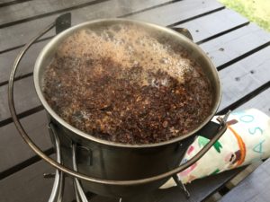 コーヒー豆を湯に入れる