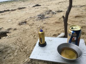 キャンプ地で準備の虫除けキャンドル