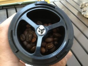 コーヒー豆を入れる