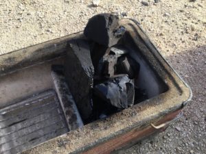 マングローブ炭を熾す