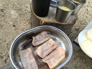 メスキットでベーコンを焼く