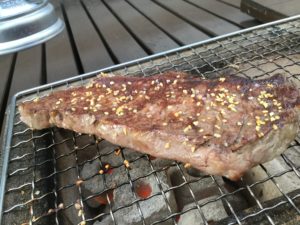 炭火でお肉を焼く