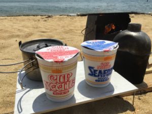 カップヌードルを海で食べる