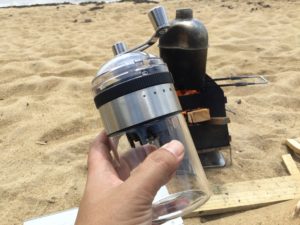 湯を沸かしながらコーヒーを挽く