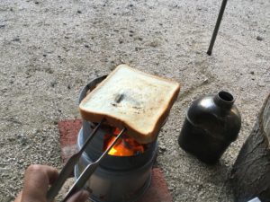 炭火でパンを焼く