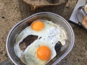 目玉焼きを焼く