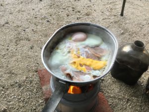 メスキットで目玉焼き