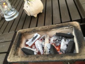 マングローブ炭を熾す