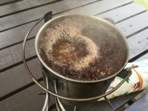 コーヒー豆を湯に入れる