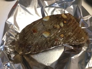 肉をアルミホイルに包んで余熱で火を通す