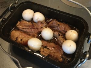 スペアリブの煮込みに卵を入れる