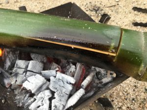 竹の隙間から水分が出る