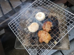 煙の上がる焚火台