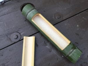 竹でお米を炊く準備