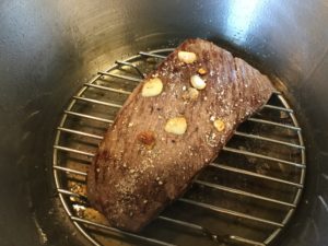 ローストビーフを網にあげる