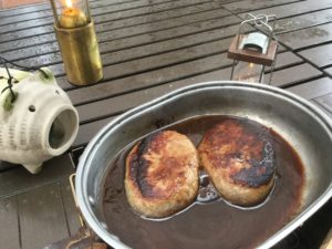 湧いてくる煮込みハンバーグ