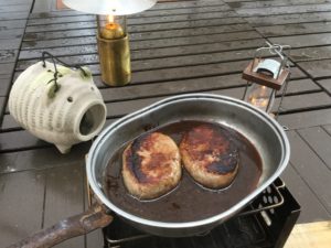 ハンバーグを煮込む