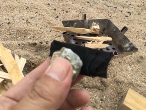 火打石で着火する