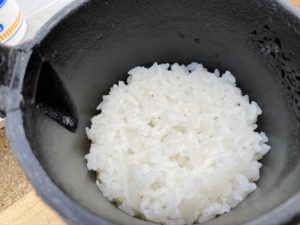 鉄瓶で白米を焚く