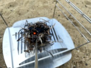 海藻に包んで火を起こす