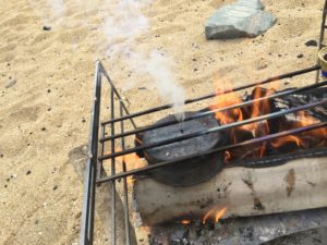 焚火でチャークロスを作る