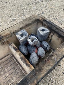 炎の通り道に置く炭