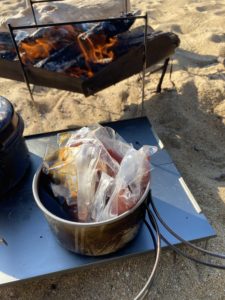 カツオをタレを解凍中