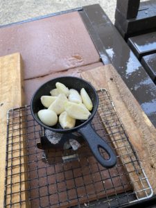 ニンニクを入れる