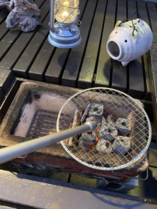 火吹き棒で火力を上げる