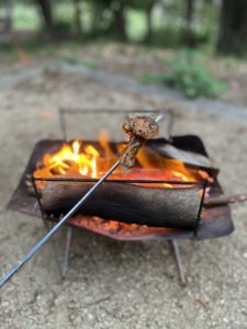 マツタケを串にさす