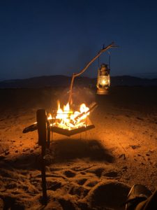 焚火とランタン